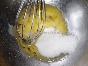 Яйца с сахаром взбиваем венчиком