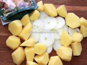 Картофель с луком перемешиваем