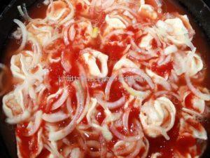 Уложенные манты заливаем томатной пастой