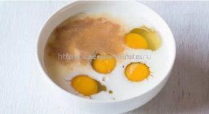 В миску разбить куриные яйца