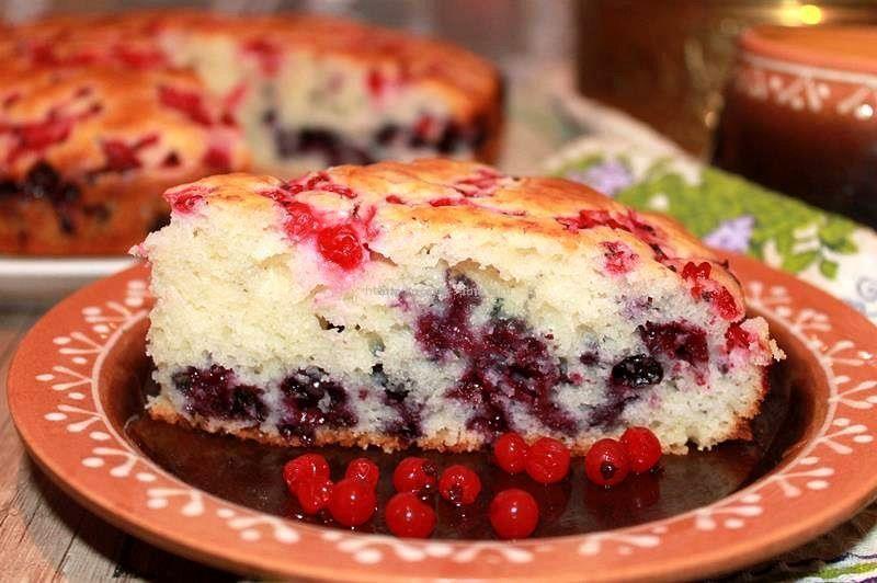 Пирог на сметане с ягодами