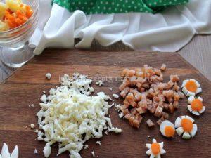 Нарезать яйца и колбасу для салата