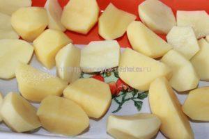 картофель разрезаем четвертинками