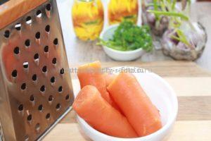 Натираем варёную морковь на тёрке