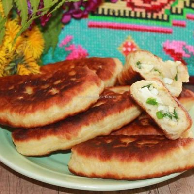 Пирожки с луком и яйцом на сковороде