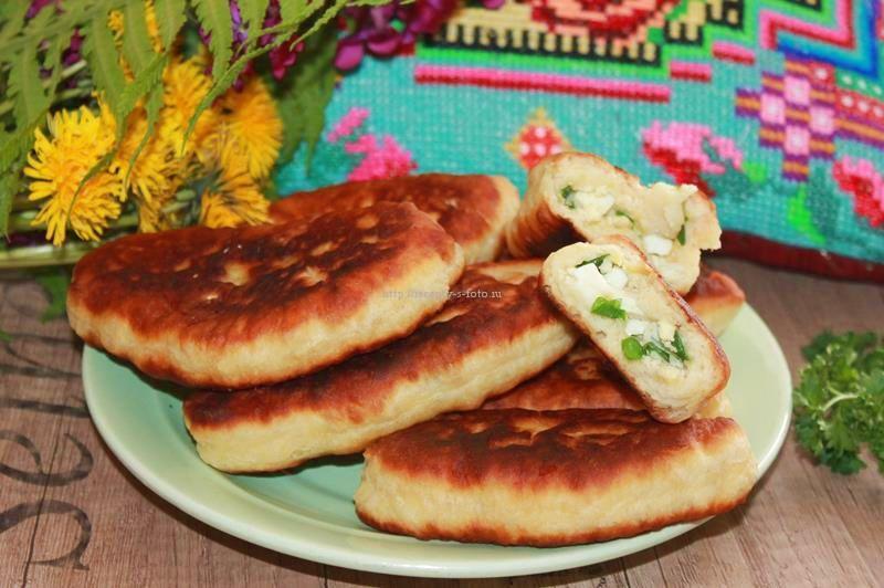 Пирожки с луком и яйцом на сковороде