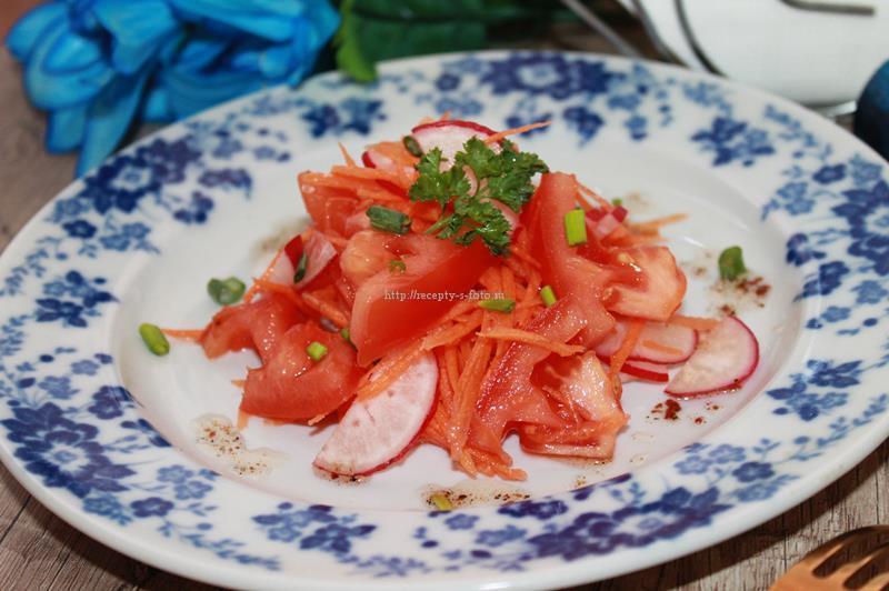 Салат красочный «Все оттенки красного» из помидоров, моркови, редиса