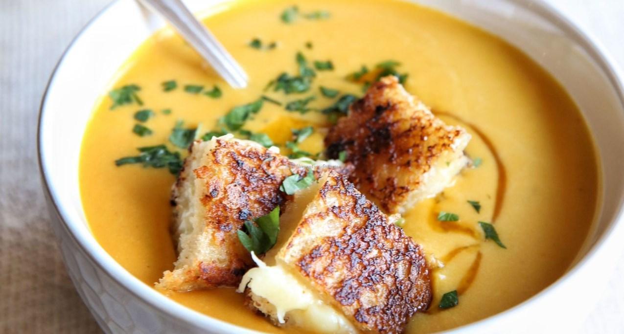 Сырный суп с гренками