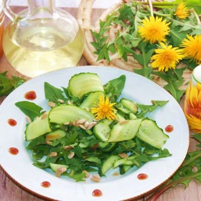 Салат с листьями одуванчика