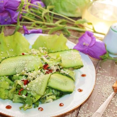Вкусный салат с листьями салата