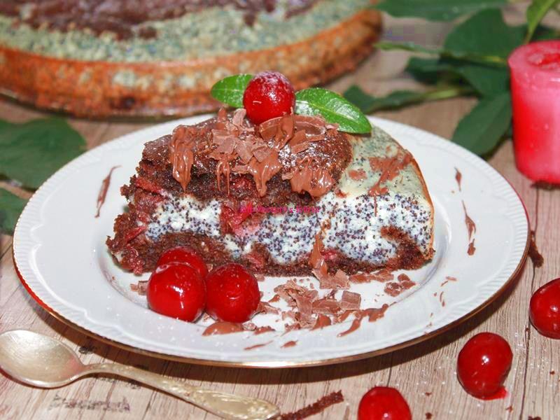 Шоколадный пирог с вишней