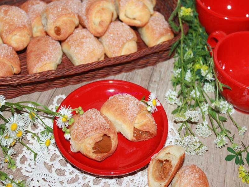 Рогалики со сгущенкой – проверенный рецепт воздушного лакомства