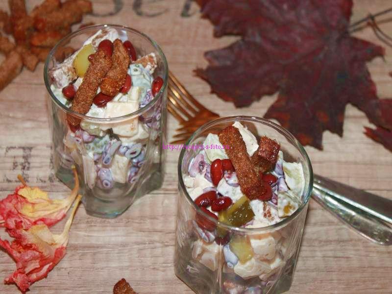 Салат с фасолью и маринованными огурцами
