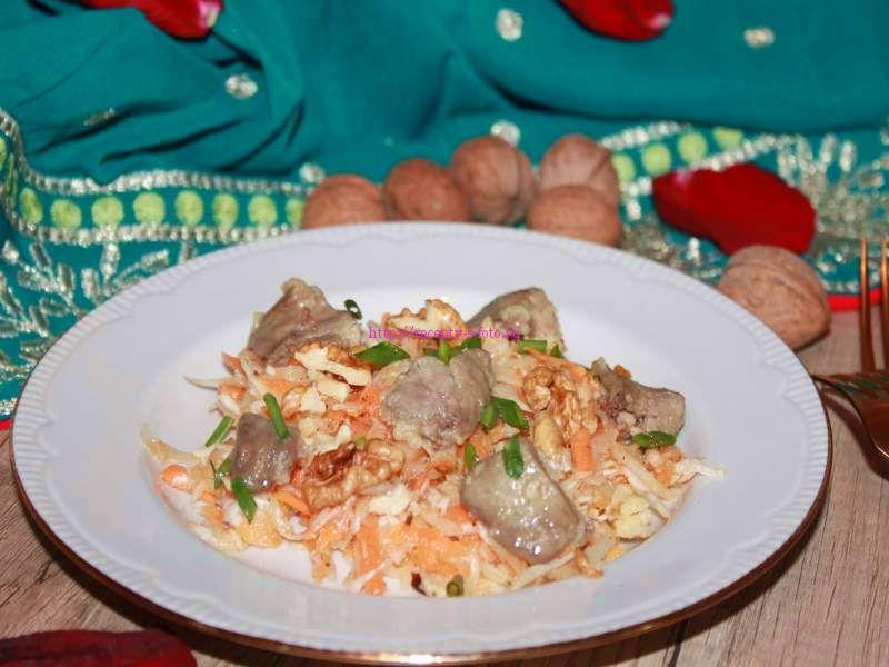 Салат с куриной печенью морковью и луком