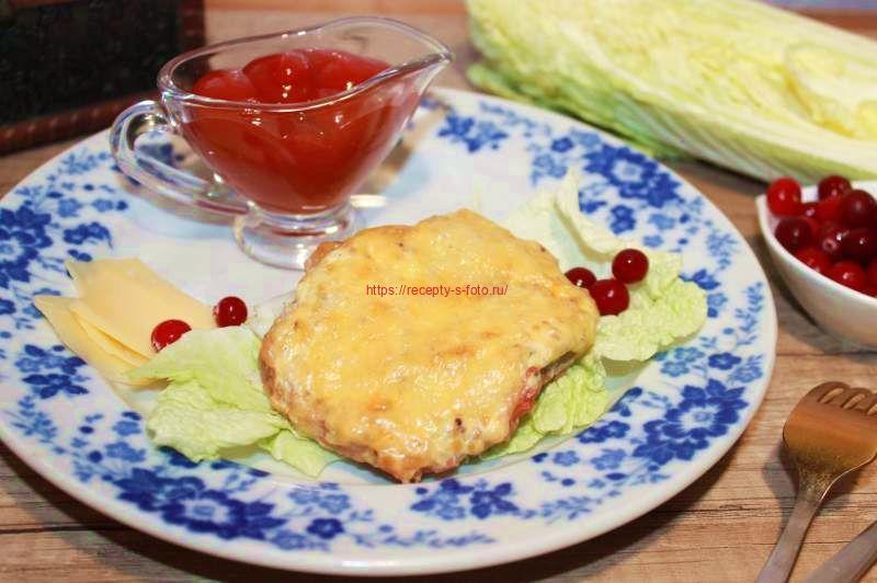 Мясо под майонезом и сыром