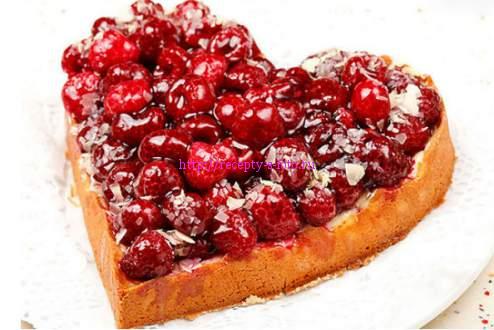 пирог с ягодами в форме сердца