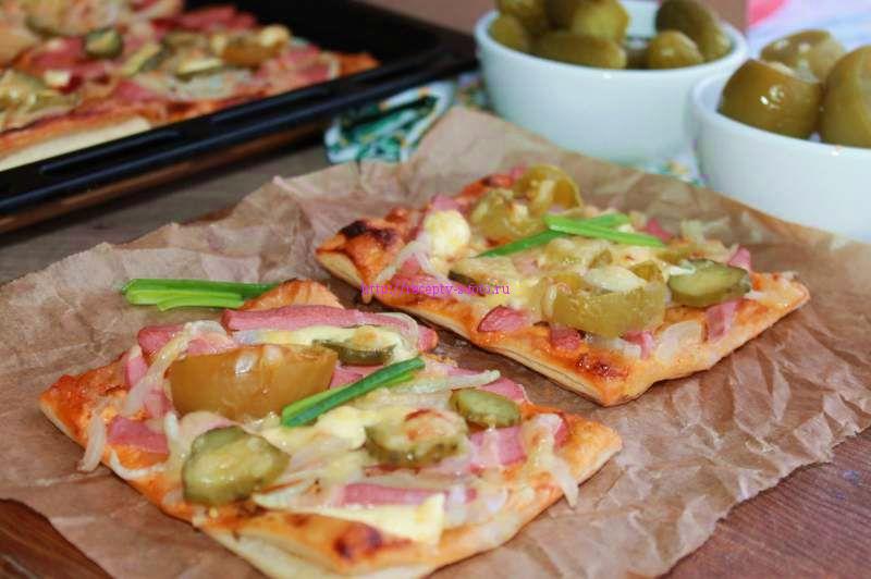 Пицца с солеными помидорами