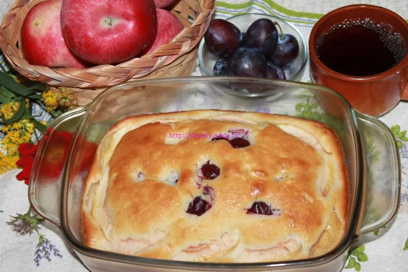 Пирог со сливами и яблоками