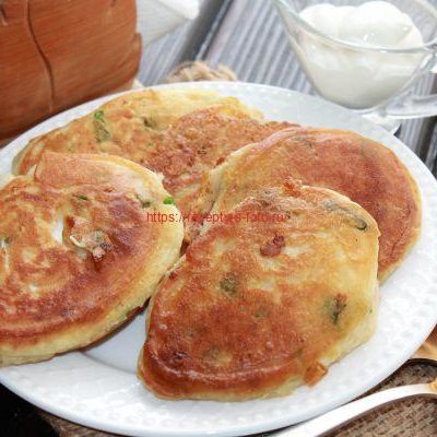 Оладьи с луком и яйцом