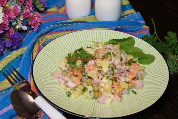 Салат с горошком и колбасой