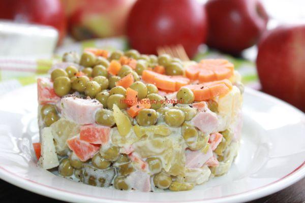Салат с яблоком и горошком